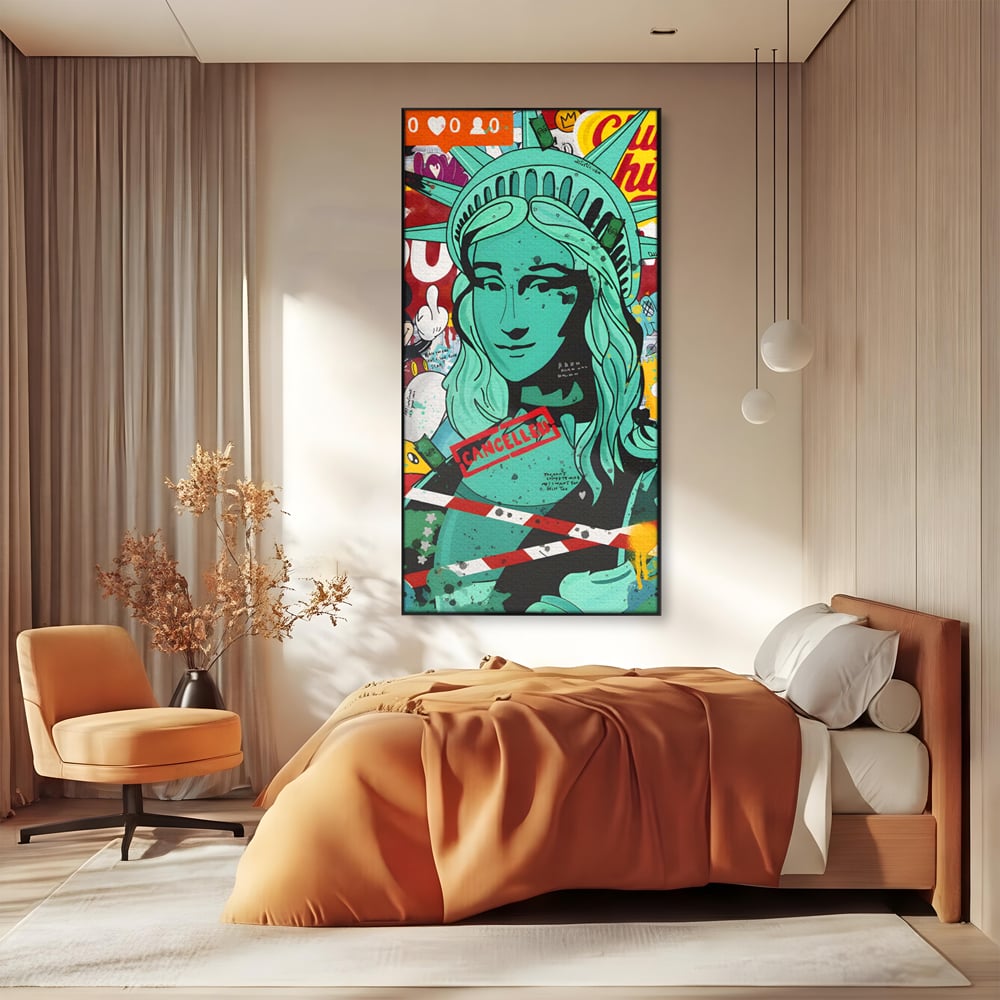 Tablou canvas cu tablou canvas cu statuia libertatii in stil grafitti, in rama de aluminiu negru, pe perete intr-un dormitor